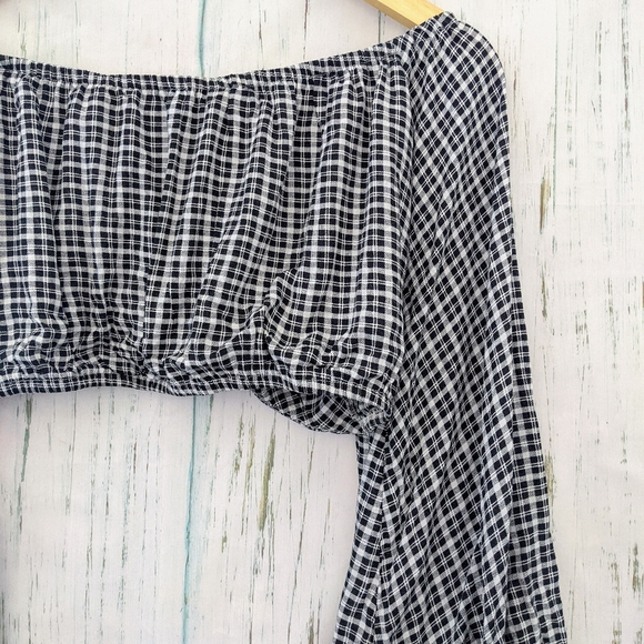 3/$20 Selfie Leslie Crop Off the Shoulder Top - Picture 6 of 7